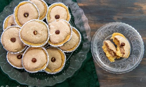 Kullakakor bakas med en botten av mördeg som toppas med en maräng med hasselnötter. 