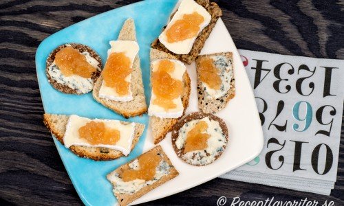 Kvittenmarmelad är gott till dessertost som här med ädelost och kex. 