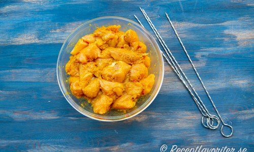 Bitar med marinerad kycklingfilé i currypasta