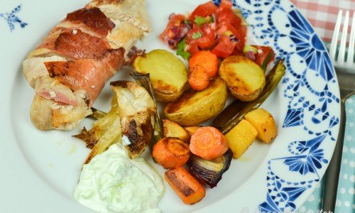 Till kycklingen kan du servera valfria tillbehör - här med rostade rotfrukter, tomatsalsa och gurkyoghurtsås. 