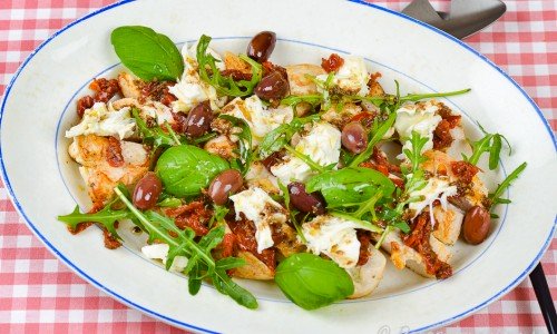 Kycklingfilé toppad med soltorkad tomat, ruccola och mozzarella på fat