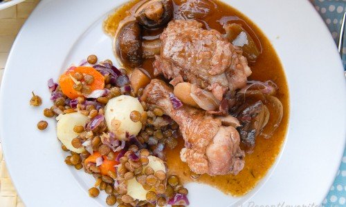 Kycklinggrytan på tallrik serverad med potatis och linser 