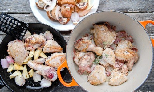 Kyckling och grönsaker bryns och läggs i grytan att koka med rödvin 