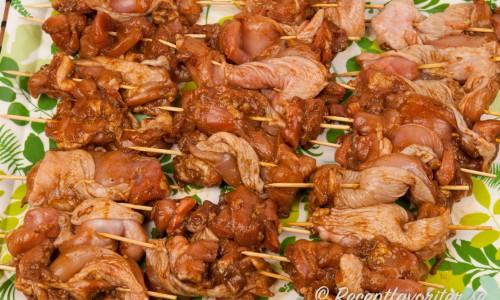 Marinad med spiskummin, vitlök, koriander, chili och garam masala ger god smak åt kycklingkebabspetten. 