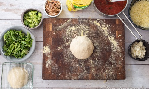 Förbered deg, rucola, strimlad broccoli, stekt kycklingkött, tomat- pizzasås, riven mozzarella och färsk smulad mozzarella. 
