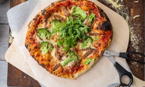 Kycklingpizza med mozzarella och broccoli toppad med rucola. 