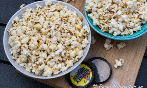 Gillar du lakrits så kan du blanda popcornen med lakritspulver (på bilden hockeypulver), lakritssirap eller krossat lakritsgodis som lakritskarameller