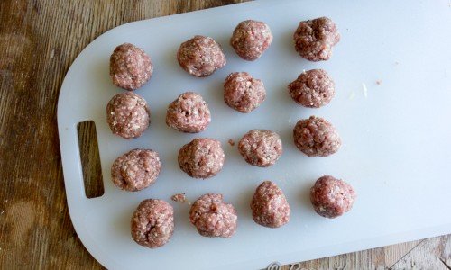 Blanda färsen med lite av den frästa löken och vitlöken samt någon halv msk garam masala. Forma till köttbullar. 