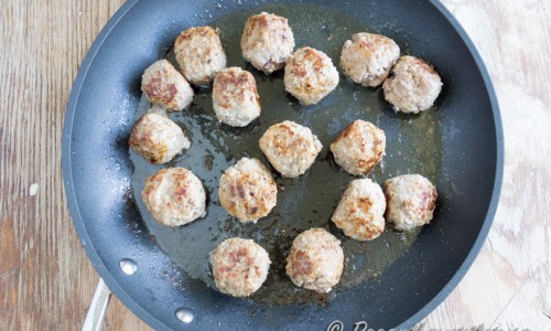 Forma lammfärsen till köttbullar och bryn dem i panna.