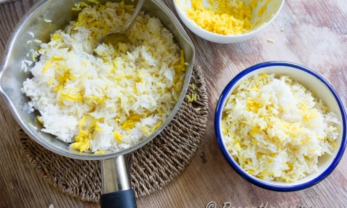 Basmatiris är gott till curry. Om du vill kan du färga en liten del av riset i lite vatten med ett kryddmått gurkmeja. 