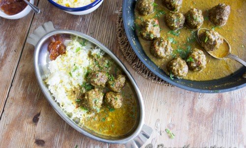 Servera lammköttbullarna i currysåsen med gott basmatiris, mango chutney och andra tillbehör som raita och naanbröd om du vill. 