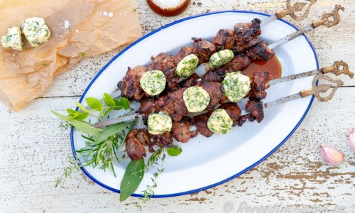 Grillade lammspett på fat med örtsmör