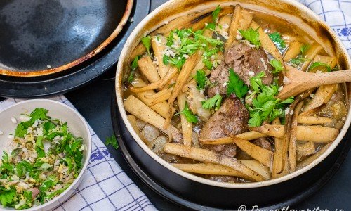 Långkokt griskind i keramikgryta