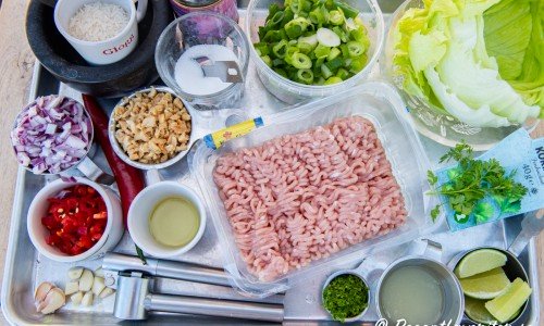 Ingredienser till Larb - vitlök, röd chili, ris att rosta, jordnötter, matolja, socker, fisksås, färs, rivet limeskal, limesaft, isbergssallad, färsk koriander och så har man mynta också. 