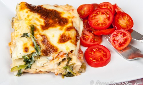 Lasagne med spenat och grönsaker på tallrik
