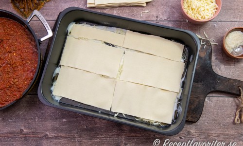 Täck med ett lager pastaplattor. 