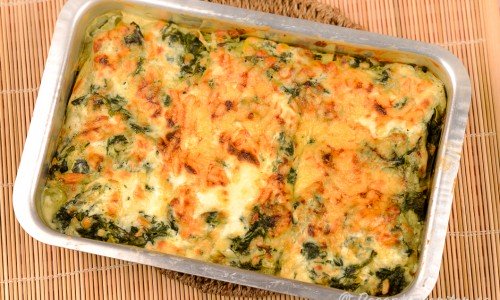 Lasagne med rökt lax, spenat, Bechamelsås, ost och gröna lasagneplattor. 