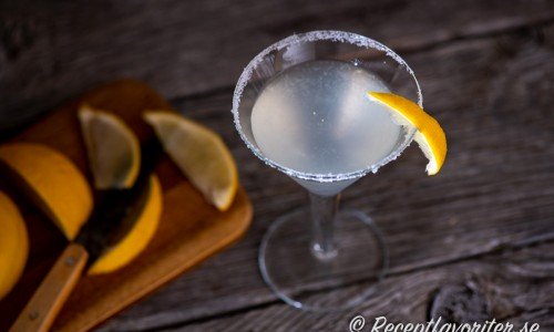 Lemon Drop cocktail är en variant på White Lady med vodka istället för gin. 