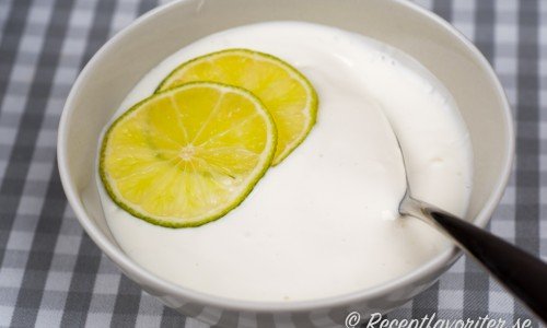 Limesås med yoghurt till grillat