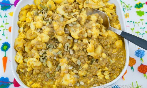 Linser med curry, blomkål och potatis på fat