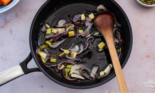 Strimla rödlök och den nedre delen av salladslöken samt stek mjuk i olivolja ca 10 minuter. 