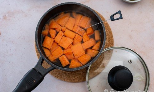Tärna och koka sötpotatis i ca 15 minuter. 