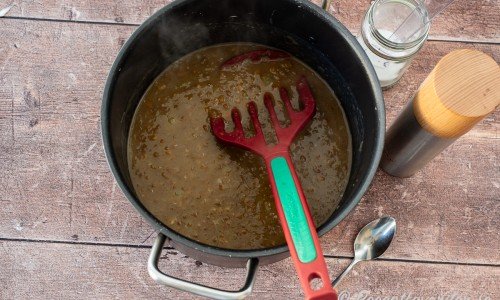 Koka under lock på låg värme i 40 minuter. Mosa till soppan på slutet med en potatisstöt. 