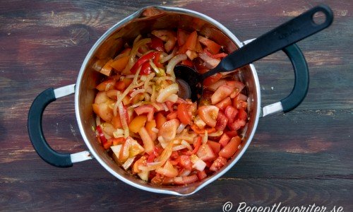Tillsätt tärnade tomater, vatten, vinäger och buljongtärning samt koka i 15 minuter under lock. 