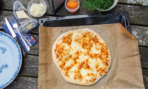 Grunden till pizzan är bakt och redo att toppas med löjrom, riven parmesan, pecorino, dill och grönkål. 