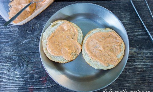 Grunda med vegansk hamburgerdressing. 