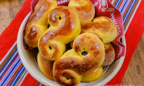 Saftiga lussekatter eller lussebullar bakade med kesella eller färskost