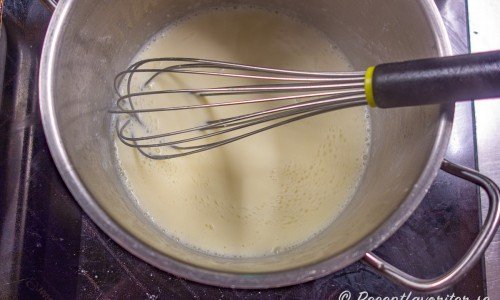 Tillsätt mjölk lite i taget och låt koka upp under omrörning. Rör ut klumpar och låt koka i minst fem minuter på medelvärme. 