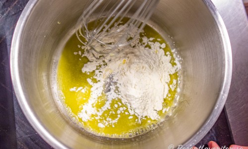 Börja laga Bechamelsåsen genom att smälta smör och röra i mjöl. 