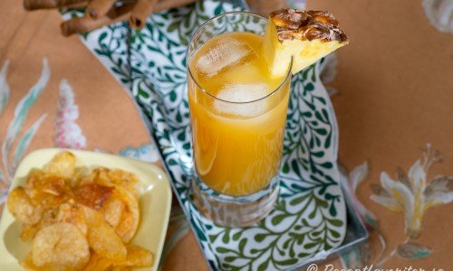Mai Tai drink garnerad med färsk ananas
