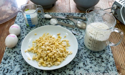 Ingredienser till mandelskorporna - ägg, skållad hackad mandel, vetemjöl, strösocker, vaniljsocker och bakpulver samt lite salt. 