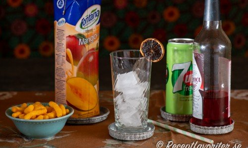 Till drinken behöver du mangojuice, highball-glas med is och garnering som torkad citrus; limeläsk samt grenadine. 