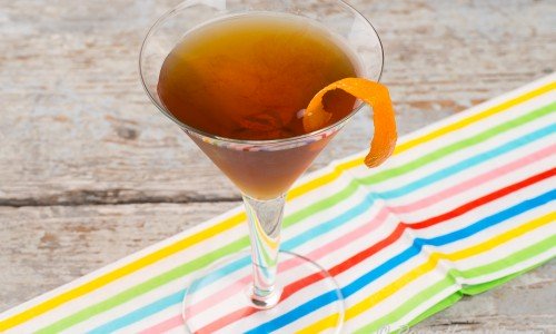 Manhattan cocktail i Martini-glas