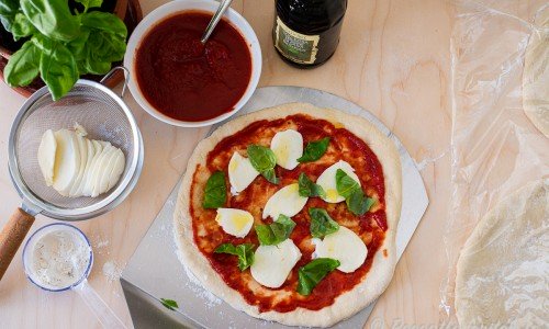 Lägg på toppings: tomatsås, mozzarella, färsk basilika och lite olivolja. 