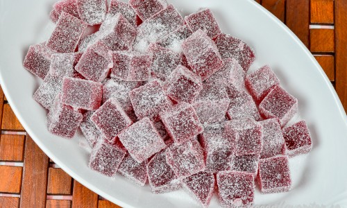 Blodtärningar - röda marmeladtärningar - en slags marmeladkonfekt eller marmeladgodis med gelatin och saft
