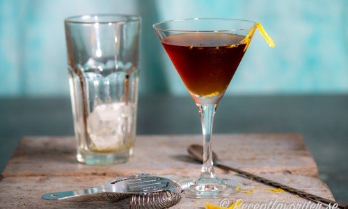 Martinez cocktail med gin och orange bitters samt fin färg av röd vermouth och maraschino. 
