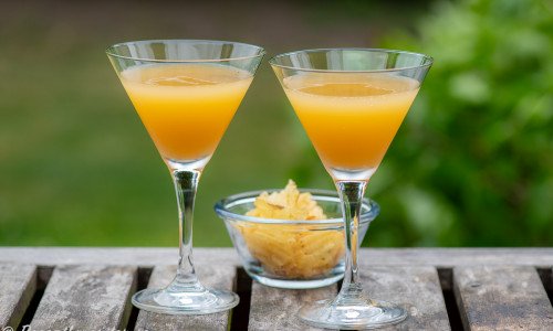 Martini Bianco med passionsfrukt- och persikopuré toppad med prosecco. 
