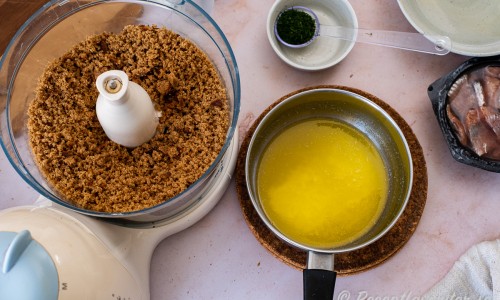 Mixa kavringen och tillsätt samt mixa i smält smör. 