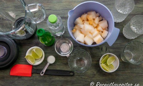 Till drinken behöver du en drinkmixer, lime, fruktsoda, melon samt is (utanför bild). 