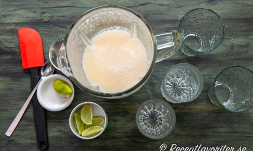Mixa tärnad melon, färskpressad lime, fruktsoda och is till en slät drink i en drinkmixer. 