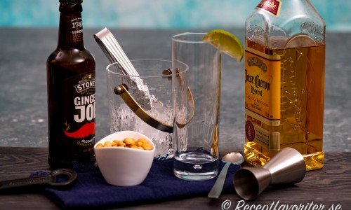 Till drinken behöver du kall Ginger Beer, is, lime och tequila. 