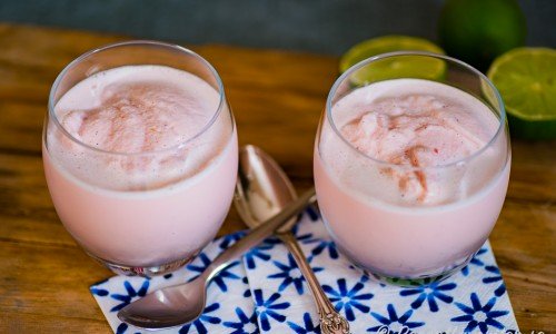 Milkshake lagad med jordgubbssorbet