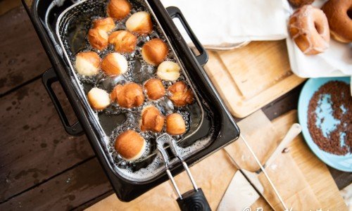 Minimunkar eller minidoughnuts i fritös