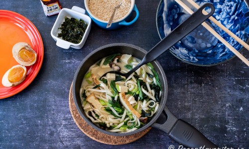Tofu, wakame sjögräs, kirskål, ramslök och shiitake svamp får koka med buljongen någon minut sedan tillsätts kokta nudlar. 