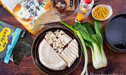 Ingredienser till en variant på misoramen med somen nudlar, nori sjögräs, hemgjord tofu, salladslök, bok choy, majs, misopasta, soja, mirin, dashi och Rayu chili- och sesamolja.