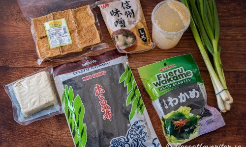 Ingredienser till misosoppan: naturell tofu, friterad tofu, kombu tång, misopasta, dashi fiskbuljong, wakame och salladslök. 